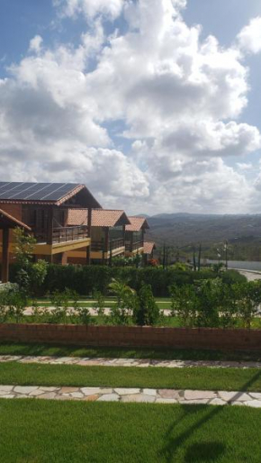 Casa de Campo Novo gravatá em condomínio, lazer completo com piscina compartilhada, churraqueira e forno a lenha privado e uma vista espetacular e com aquele friozinho